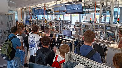 Besucher im Labor