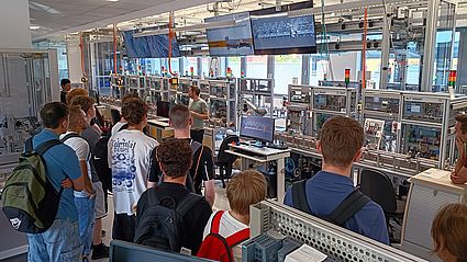 Besucher im Labor