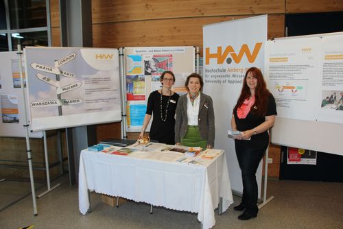 Am 15.Mai 2013 fand in Amberg die Firmenkontaktbörse careerday statt, bei dem neben viele Firmen aus der Oberpfalz auch das Sprachenzentrum der HAW vertreten war. Marian Mure, geschäftsführende Leiterin des Zentrums, Jana Faerber, wissenschaftliche Mit