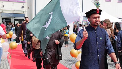 Der International Day 2025 zeigt wie vielfältig die OTH Amberg-Weiden ist und wie viele verschiedene Nationen und Kulturen an der Hochschule in den Austausch miteinander kommen, gemeinsam lernen, lehren und arbeiten.