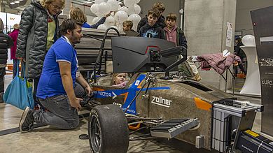 Kind sitzt im Rennwagen