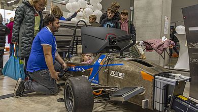 Kind sitzt im Rennwagen