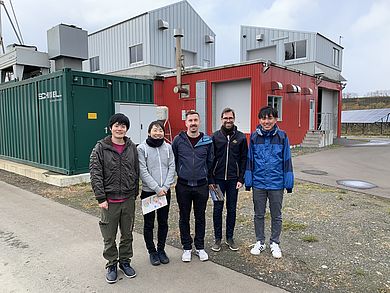 Gruppe vor der Biogasanlage in Okoppe