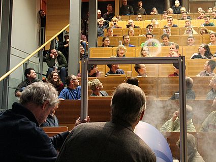 Rauchkringel fegen Plastikbecher von den Köpfen