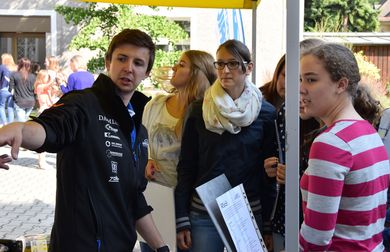 Konrad Bittner im Gespräch mit einer Gruppe von Schülerinnen