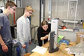 Studenten bedienen eine Maschine im Labor für Kunststofftechnik. 