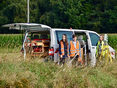 In modernen Vermessungswagen lernen Studierende, Städte, Straßen und Landschaften zu erfassen. Dafür arbeitet die OTH Amberg-Weiden mit dem Amt für Ländliche Entwicklung Oberpfalz zusammen. (Bildquelle: Amt für Ländliche Entwicklung Oberpfalz) 