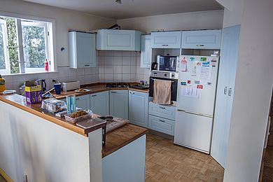 Küche des Studenten in seiner Wohnung in Neuseeland