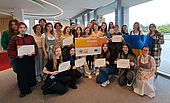 15 Das gemeinsame Foto mit den Urkunden ueber den erfolgreichen Abschluss des Deutsch-Grundkurses
