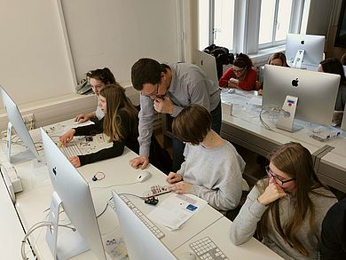 Mädchen programmieren am Computer