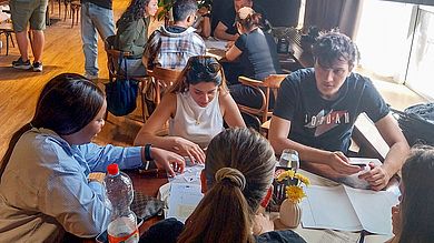 In Kleingruppen arbeiten die Studierenden an verschiedenen Fallstudien