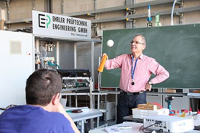 Ein einfacher Versuch mit einem Ball, der im Luftstrom eines Föns schwebt, zeigt, wie der Bernoulli-Effekt funktioniert. 