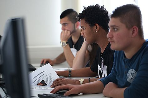 Teilnehmer von Integration kreativ am Computer