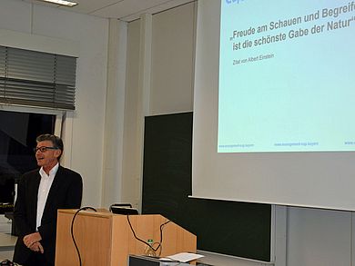 Prof. Dr. Duttle fasst den Lerneffekt zusammen.