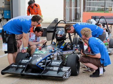 Studierende engagieren sich bei Hochschulprojekten wie dem Running Snail Racing Team. 