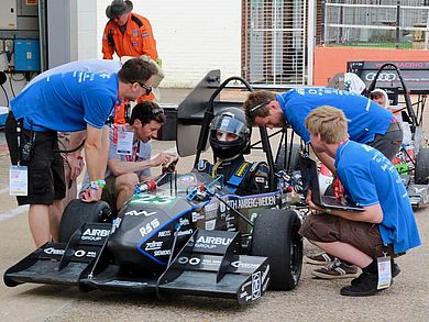 Studierende engagieren sich bei Hochschulprojekten wie dem Running Snail Racing Team.