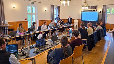 Teilnehmer machen an ihren Computern Sicherheitstests