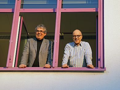 Prof. Dr. Wolfgang Renninger, Dekan der Fakultät Betriebswirtschaft, und Prof. Dr. Wolfram von Rhein schauten vom Fenster aus zu. Prof. Dr. Wolfgang Renninger, Dekan der Fakultät Betriebswirtschaft, und Prof. Dr. Wolfram von Rhein schauten vom Fenster aus zu.
