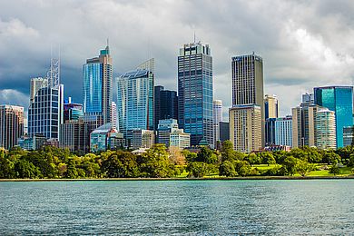 Blick auf die Stadt und das Wasser in Sydney