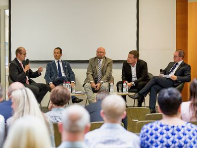 Podiumsdiskussion mit Josef Götz, Kliniken Nordoberpfalz AG, MdB Albert Rupprecht, Anton Scharl, Klinikum Amberg, MdB Uli Grötsch und Moderator Steffen Hamm, OTH Amberg-Weiden