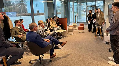 Das Publikum, darunter der Vorstand und Bereichsleitende der Sparkasse Oberpfalz Nord, zeigten sich beeindruckt von den Ergebnissen der Studierenden