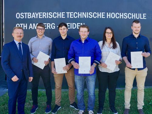 Die AbsolventInnen des MTM Junior Industrial Engineer 2018 mit Vizepräsident Prof. Ulrich Müller (links) 