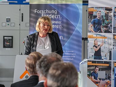 Andrea Klug spricht Grußwort