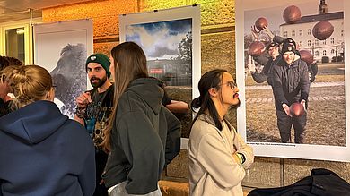 Gruppe Studierender unterhält sich