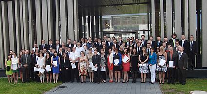 „Nicht nur heute, sondern auch in Zukunft soll die Sonne für Sie scheinen“, so die Wünsche von Dekan Prof. Dr. Franz Magerl im Rahmen der diesjährigen Absolventenverabschiedung der Fakultät Wirtschaftsingenieurwesen, die in einem festlichen Rahmen