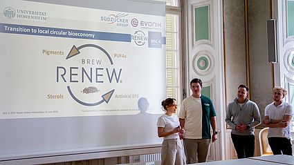 Studierenden der OTH Amberg-Weiden präsentieren ihre Idee beim BISC-E an der Universität Hohenheim