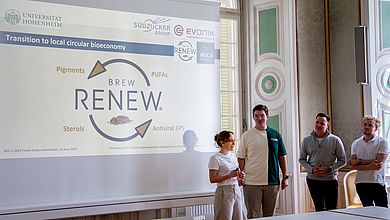 Studierenden der OTH Amberg-Weiden präsentieren ihre Idee beim BISC-E an der Universität Hohenheim