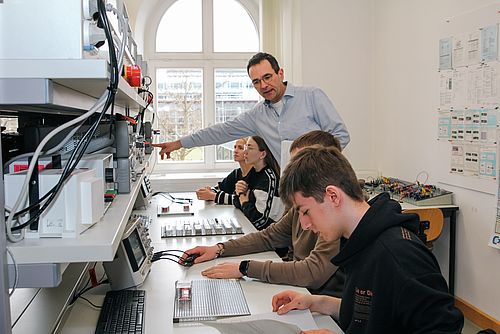 Im Elektroniklabor