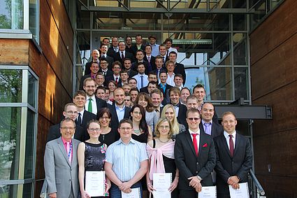 Die Fakultät Maschinenbau/Umwelttechnik überreichte am 14. Juni 2013 den Absolventen des Wintersemesters 2012/13 ihre Bachelor-, Diplom- oder Masterurkunden. 53 ehemalige Studierende sind der Einladung gefolgt und mit ihren Angehörigen zur Feierstunde 