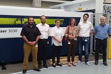 Studierende des Studiengangs Patentingenieurwesen, Annegret Schmid, Patente und Lizenzen bei TRUMPF GmbH + Co.KG, Prof. Dr. Ursula Versch, OTH Amberg Weiden, und Biegemaschinenexperte Markus Maatz 