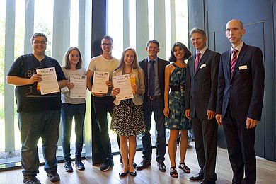 Von links: Die vier Gewinner des 1. Ostbayerischen ScienceCamps mit OStR Markus Anthofer und StRin Silke Höger, beide Carl-Friedrich-Gauß-Gymnasium sowie Prof. Dr. Ralf Ringler und Prof. Dr. Günter Kummensteiner, beide OTH Amberg-Weiden   