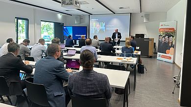 Wolfgang Weber steht vor den Teilnehmern