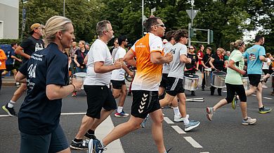 Studierende, Mitarbeitende und Professorenschaft liefen mit