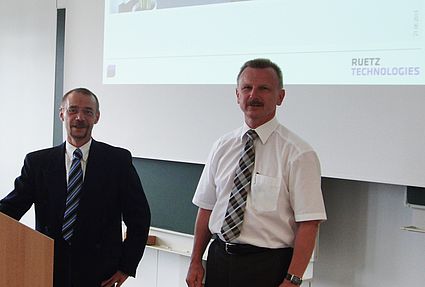 Auf Einladung von Prof. Ulrich Müller (Fakultät Wirtschaftsingenieurwesen) berichtete Reinhold Rott, Bereichsleiter der RUETZ TECHNOLOGIES GmbH, im Rahmen der Vorlesung „Fabrikplanung“ über ein Planungsprojekt bei einem namhaften deutschen OEM („
