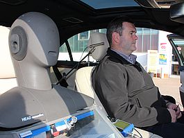 Jürgen Schafberger mit HeadAcoustics Kunstkopf im Auto