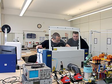 Geht nicht, gibts nicht! In den bestens eingerichteten Hochschulwerkstätten können Studierende Bauteile selbst produzieren. Vom Laser bis zum 3D Druck: Der Kreativität sind an der OTH Amberg-Weiden keine Grenzen gesetzt.