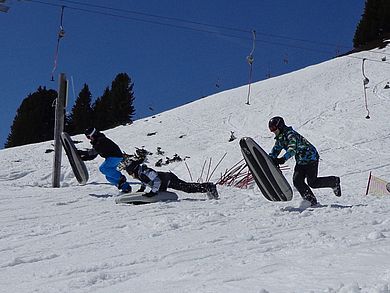 Studierende testen das Airboarden