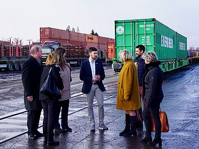 Andreas Sandner stellt den VertreterInnen der OTH Amberg-Weiden den Logistikstandort in Wiesau vor.