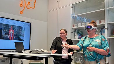 Frau mit VR-Brille