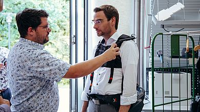 Der Rundgang ermöglichte dem Landtagsabgeordneten auch selbst einmal ein Exoskelett auszuprobieren