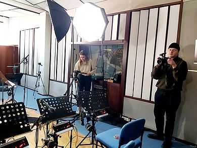 Luisa Just und Max-Peter Marten bei der Produktion des Spendenvideos in den Hansahaus Studios in Bonn 