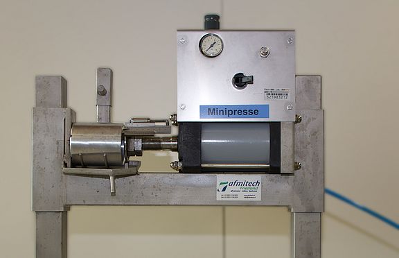 Hier werden Schlämme werden auf ihre Entwässerungseigenschaften untersucht