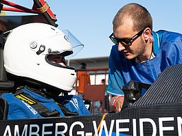 Rennwagen-Fahrer mit Helm