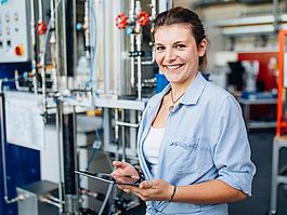 Studentin im Labor Verfahrenstechnik an einem Versuchsaufbau