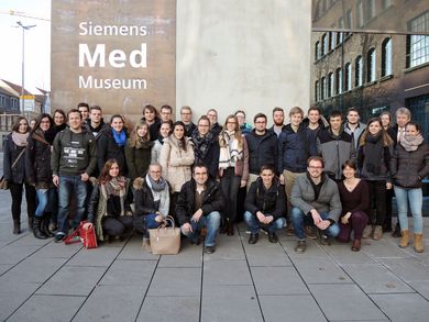 Die Exkursionsgruppe vor dem Siemens MedMuseum in Erlangen