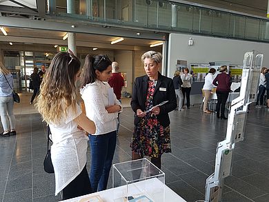 Sabine Märtin (rechts), Leiterin OTH Professional, präsentierte die berufsbegleitenden Studiengänge der OTH Amberg-Weiden.